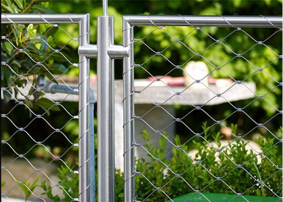 Vleesdraad van roestvrij staal met een knoop in de dierenkooi
